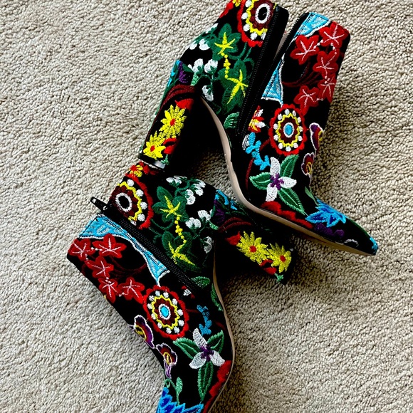 Gorgeous! Stuart Wietzman multi colored embroidered booties - Picture 1 of 4